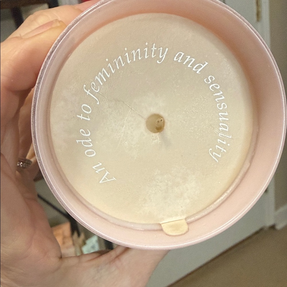 Parfums de Marly Delina Bougie Parfumée Scented Candle - Pink - Picture 2 of 10